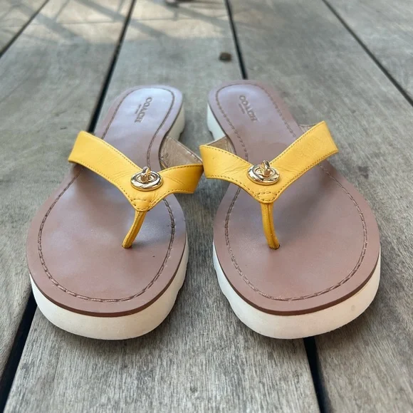 COACH Shelly Turnlock Flip Flop Sandal Yellow Leather Women's Slippers Sz 6.5